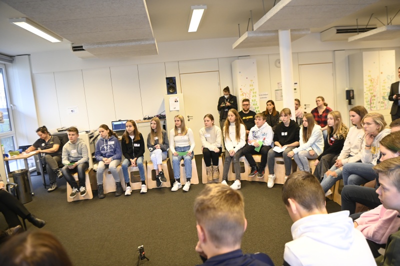 Schüler:innen im Gespräch mit Unterrichtsminister Martin Polaschek (ÖVP)