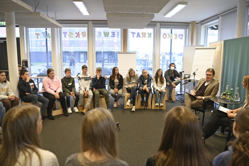 Schüler:innen im Gespräch mit Unterrichtsminister Martin Polaschek (ÖVP)