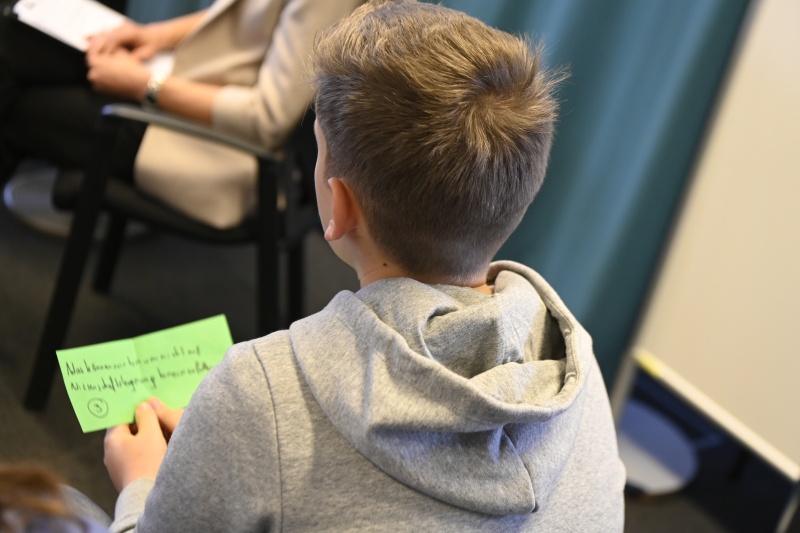 Schüler:innen im Gespräch mit Unterrichtsminister Martin Polaschek (ÖVP)