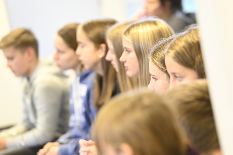 Schüler:innen im Gespräch mit Unterrichtsminister Martin Polaschek (ÖVP)