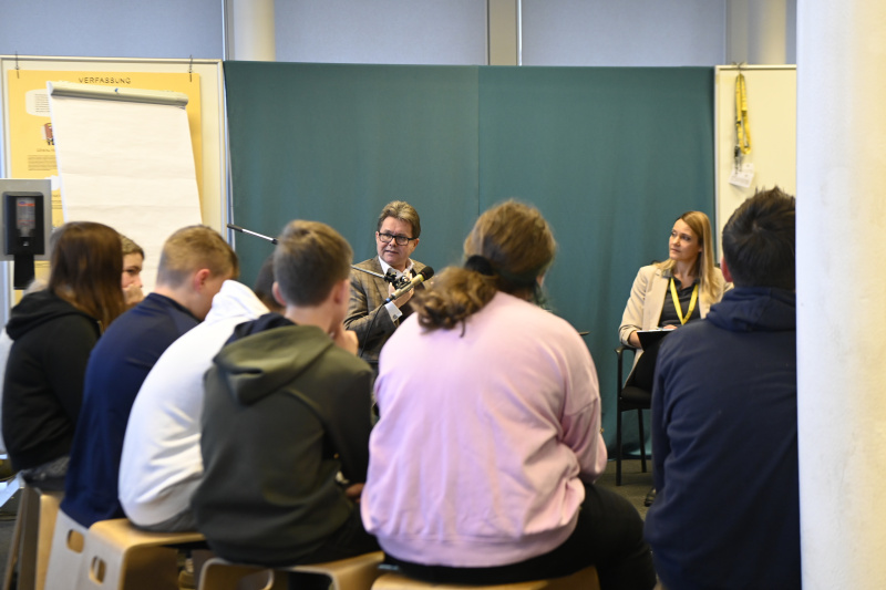 Unterrichtsminister Martin Polaschek (ÖVP) besucht einen Workshop in der Demokratiewerkstatt