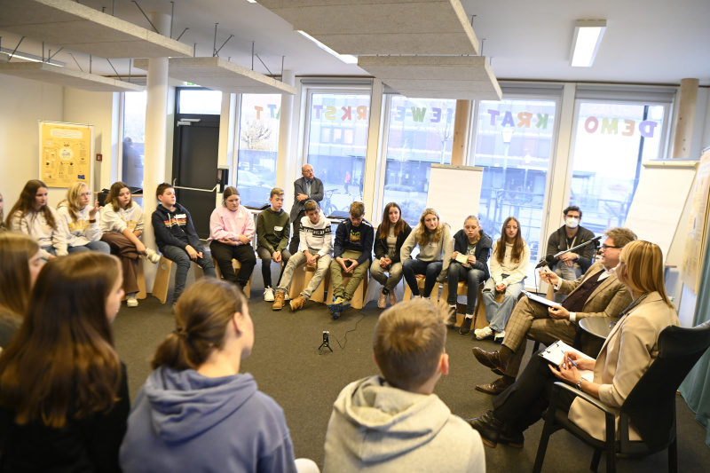 Schüler:innen im Gespräch mit Unterrichtsminister Martin Polaschek (ÖVP)