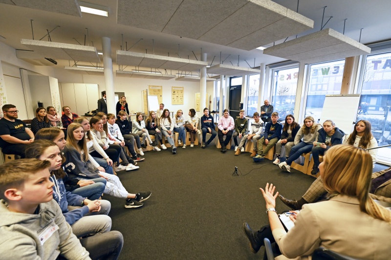 Schüler:innen im Gespräch mit Unterrichtsminister Martin Polaschek (ÖVP)