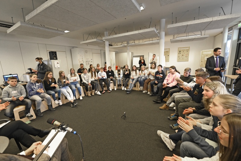 Schüler:innen im Gespräch mit Unterrichtsminister Martin Polaschek (ÖVP)