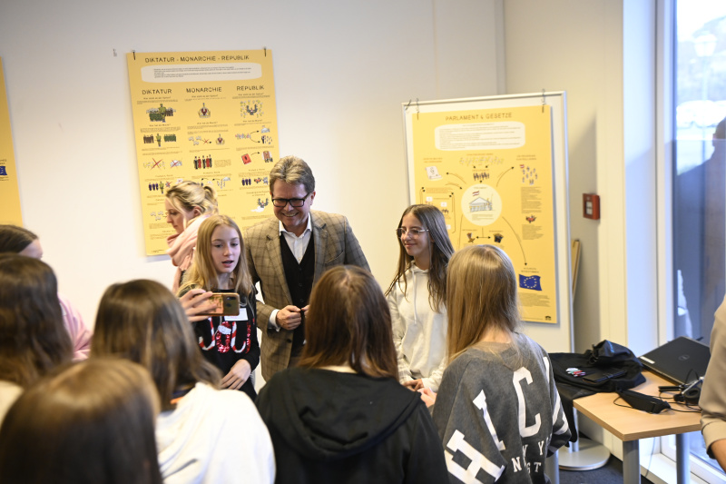 Unterrichtsminister Martin Polaschek (ÖVP) besucht einen Workshop in der Demokratiewerkstatt