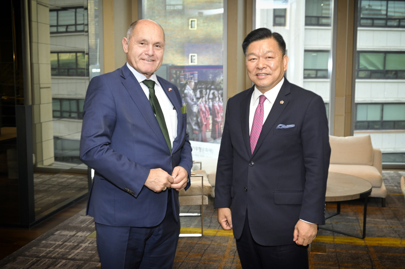 Gespräch mit dem Vorsitzenden des Komitees für die Bewerbung Busans für die Weltausstellung 2030 Kang Chul-ho. Von links: Nationalratspräsident Wolfgang Sobotka (ÖVP), Kang Chul-ho