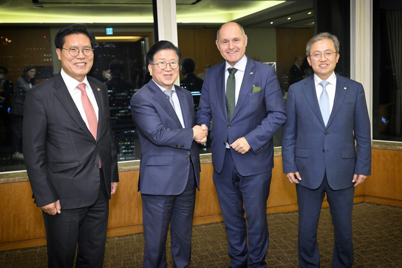 Von links: Delegationsmitglied von Park Byeong-Seug, ehemaliger Parlamentspräsident Park Byeong-Seug, Nationalratspräsident Wolfgang Sobotka (ÖVP), Delegationsmitglied von Park Byeong-Seug
