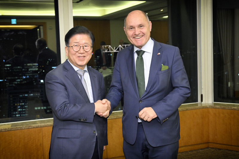 Von links: Ehemaliger Parlamentspräsident Park Byeong-Seug, Nationalratspräsident Wolfgang Sobotka (ÖVP)