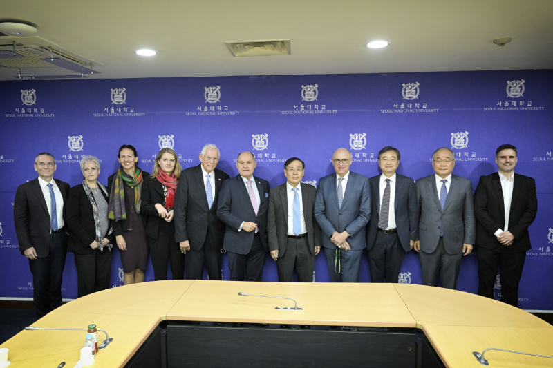 Treffen mit dem Präsidenten der Seoul National University Oh Se-Jung. Gruppenfoto