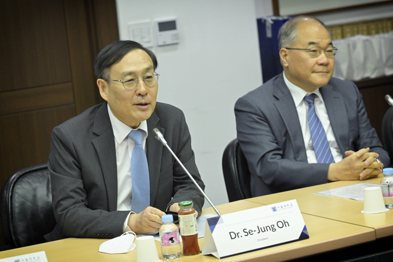 Treffen mit dem Präsidenten der Seoul National University Oh Se-Jung. Oh Se-Jung