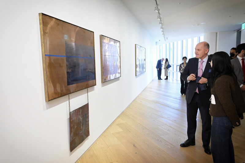 Führung durch die Taddhäus Ropac Galerie. Von links: Nationalratspräsident Wolfgang Sobotka (ÖVP), Geschäftsführerin Hwang Kyu-Jin