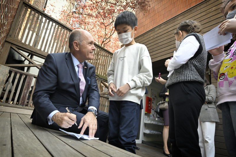 Besuch in der Deutschen Schule Seoul. Nationalratspräsident Wolfgang Sobotka (ÖVP) mit Schülern