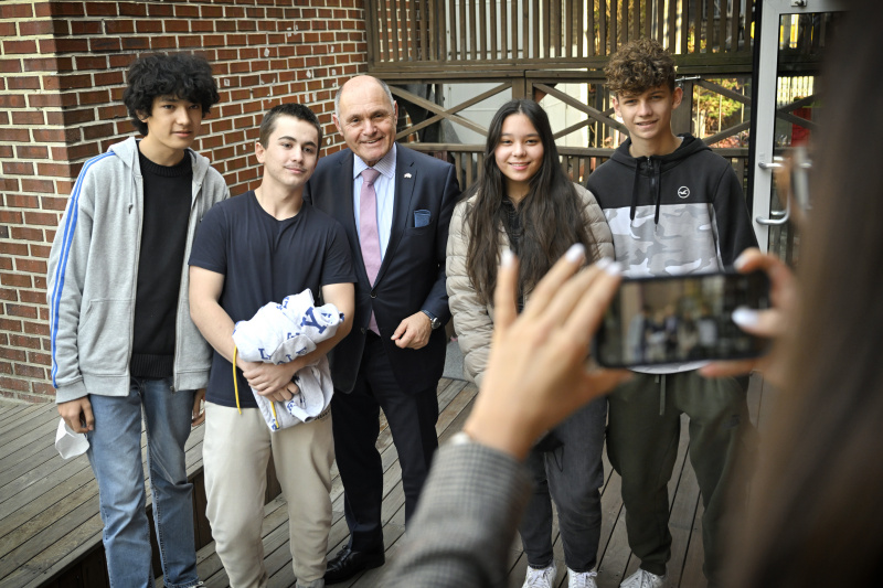 Besuch in der Deutschen Schule Seoul. Gruppenfoto mit Schüler:innen