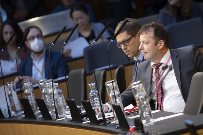 Sitzungsteilnehmer:innen während der Probestellung - Regierungsbank