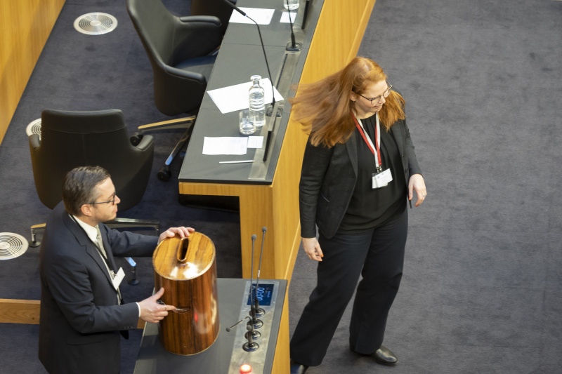 Sitzungsteilnehmer:innen während der Probestellung - Stimmabgabe