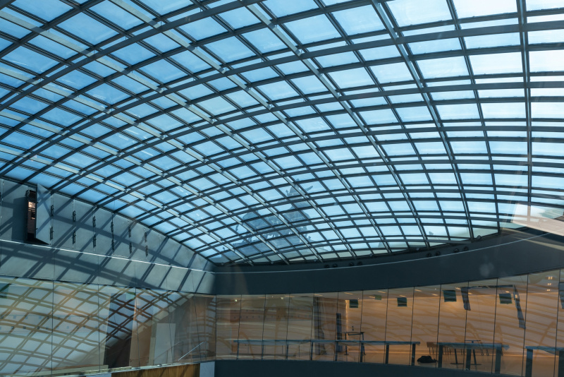 Blick durch die Glaskuppel auf eine Quadriga