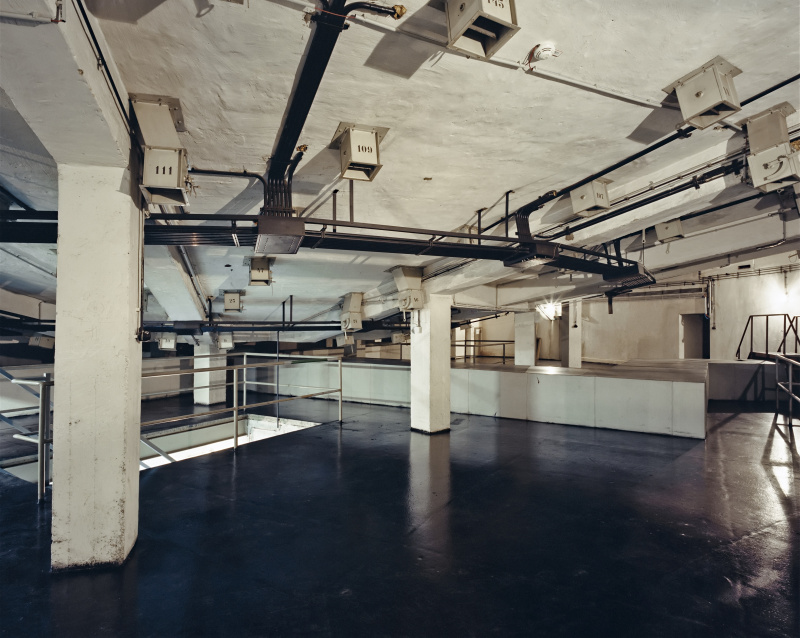 Blick in den Bereich unter den NR-Saal mit den Belüftungsklappen für die jeweiligen Sitze der Abgeordneten darüber