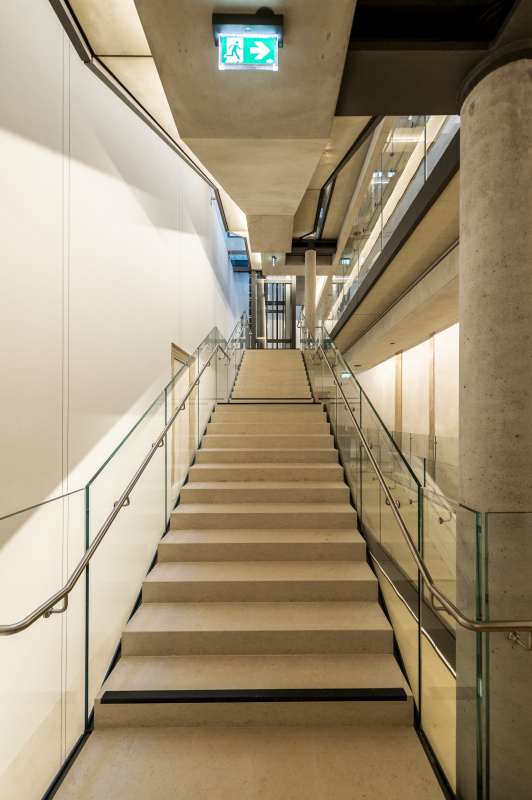 Neu errichtete Hauptstiege 1