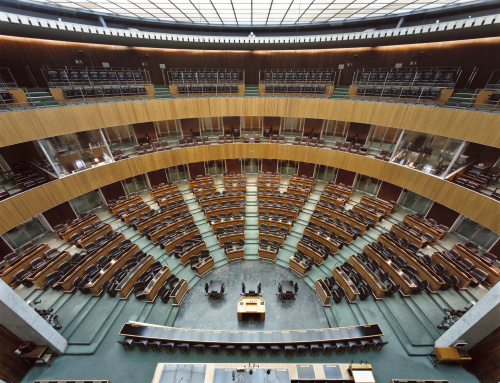 Blick von oben in den Nationalratssaal. Errichtet von den Architekten Fellerer und Wörle, 1956 fertig gestellt.