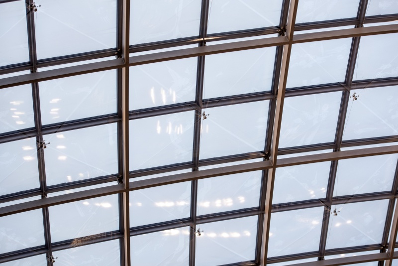 Kaum sichtbares Akustiksegel unter der Glaskuppel