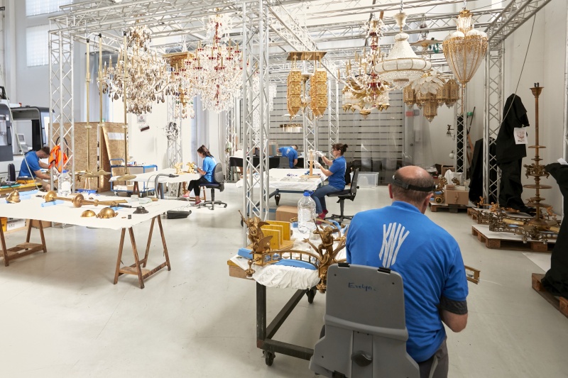 RestaurateurInnen bei den Arbeiten an den Kristalllustern der Parlamentsdirektion