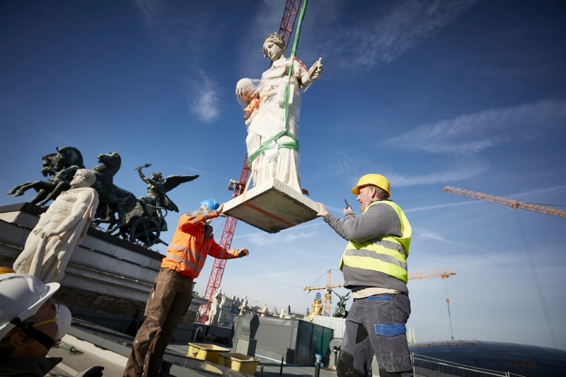 Aufstellen der Attika Figuren am Parlamentsgebäude durch die Firma Zottmann
