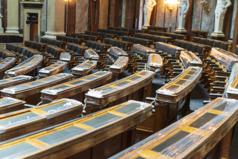 Blick in den Historischen Sitzungssal mit den nicht befestigten Sitzbänken