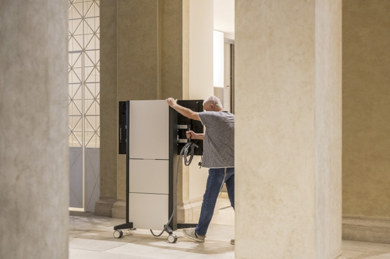 Transport von Infoscreens im Cafe Agora