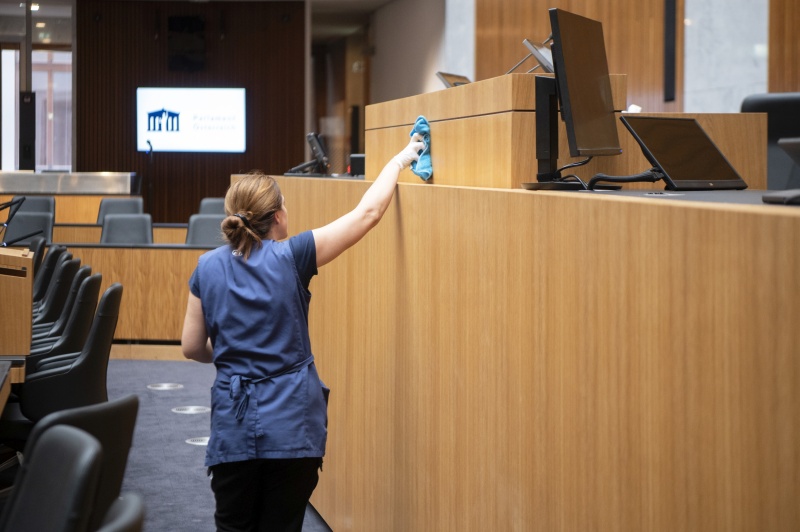 Reinigungsarbeiten im Nationalratssaal