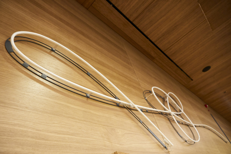 Kunstinstalation von Brigitte Kowanz hinter dem Präsidium im Lokal 2