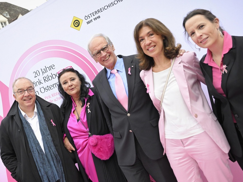 Empfang vor der Gala im Zeremoniensaal, von links: Präsident Österreichische Krebshilfe Paul Sevelda (Mitte) mit Veranstaltungsteilnehmer:innen