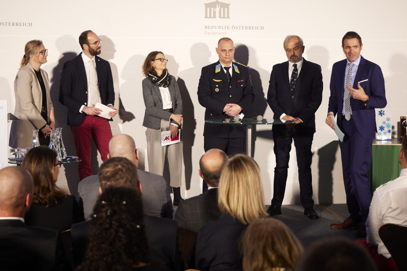 Podiumsdiskussion, von links: Claudia Schwarz BVRD.at, Michael Halmich ÖGERN, Silvia Rosoli AK Wien, Michael Girsa Berufsrettung Wien, Helmut Trimmel ÖGARI, Stefan Gehrer ORF