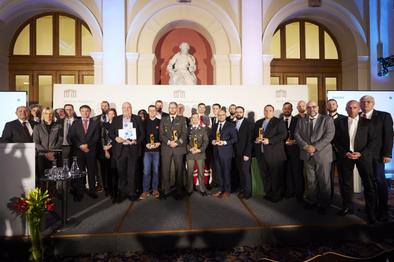 Gruppenfoto mit Nationalratspräsident Wolfgang Sobotka (ÖVP), Preisträger und Spnsoren