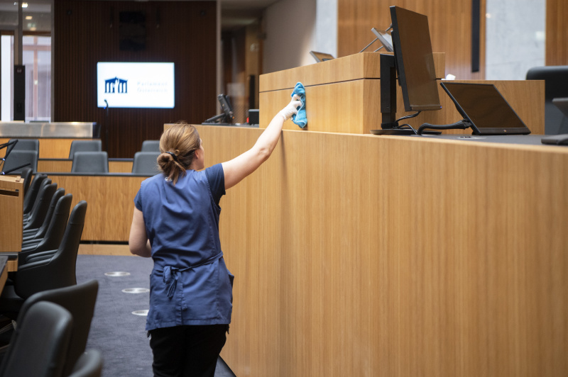 Reinigungsarbeiten im Nationalratssaal