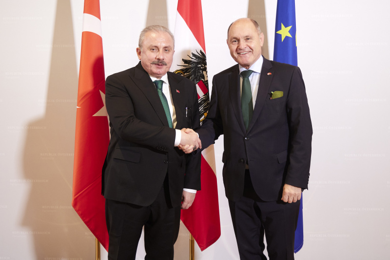 Fahnenfoto. Von links: Präsident der Großen Nationalversammlung der Republik Türkei Mustafa Şentop, Nationalratspräsident Wolfgang Sobotka (ÖVP)