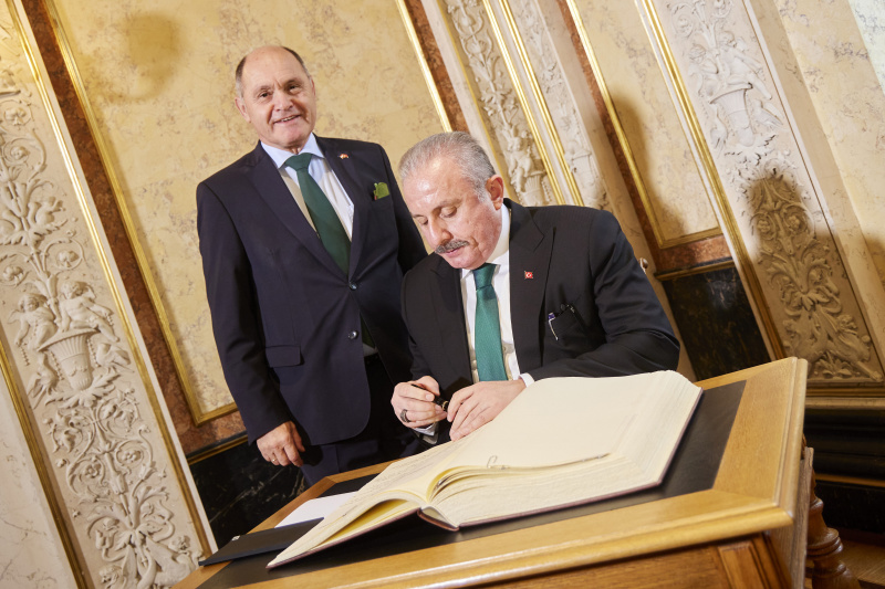 Gästebucheintrag. Von rechtss: Präsident der Großen Nationalversammlung der Republik Türkei Mustafa Şentop, Nationalratspräsident Wolfgang Sobotka (ÖVP)