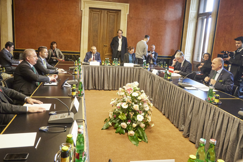 Aussprache. Linke Tischhälfte: Türkische Delegation unter der Leitung von Mustafa Şentop (links). Rechte Tischhälfte: Östereichische Delegtaion unter der Leitung von Nationalratspräsident Wolfgang Sobotka (ÖVP) (rehts)