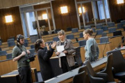von links: Julia Kopecky, Mitarbeiterin der Parlamentsdirektion, Journalistin Tatjana Lukáš, Architektin Bettina Bauer-Hammerschmidt im Podcastgespräch