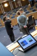 Blick in den Sitzungssaal, mit Redezeitverwaltung