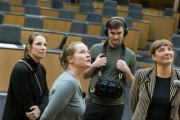 von links: Julia Kopecky, Mitarbeiterin der Parlamentsdirektion, Architektin Bettina Bauer-Hammerschmid, Journalistin Tatjana Lukáš, und t im Podcastgespräch
