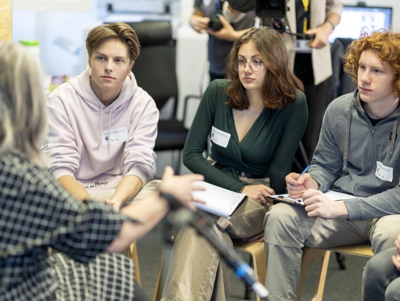 Terezija Stoisits im Gespräch mit Schüler:innen