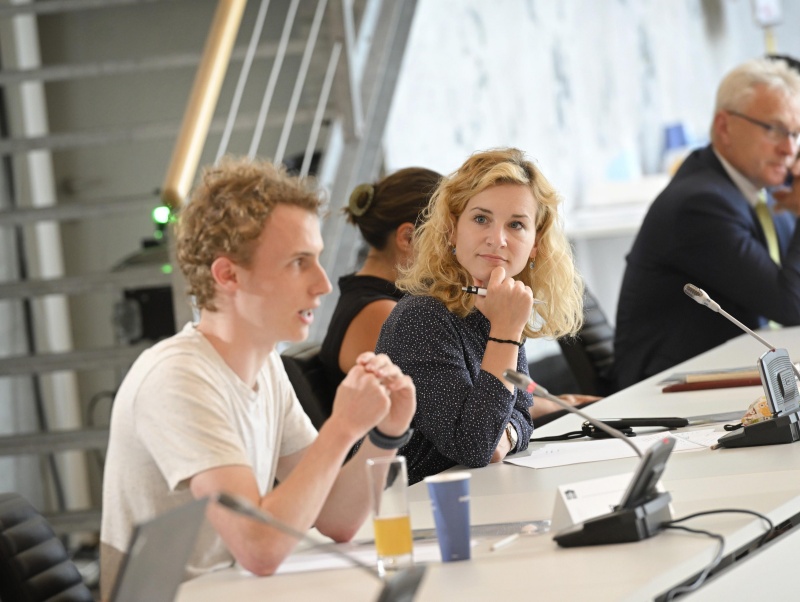 Diskussionsrunde im Dachfoyer, Wortmeldung Veranstaltungsteilnehmer:innen