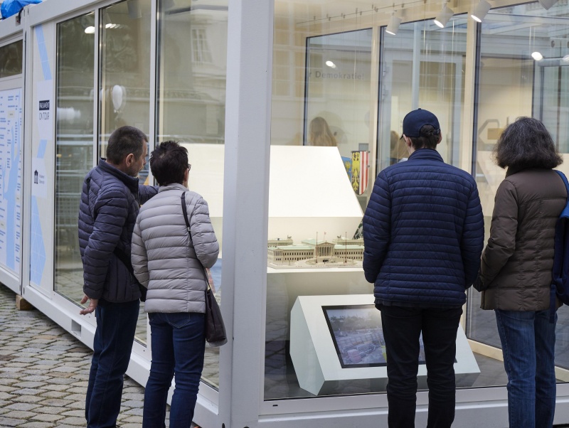 Besuch der Wanderausstellung Parlament on Tour
