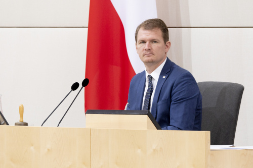 Am Präsidum Bundesratsvizepräsident Bernhard Hirczy (ÖVP)