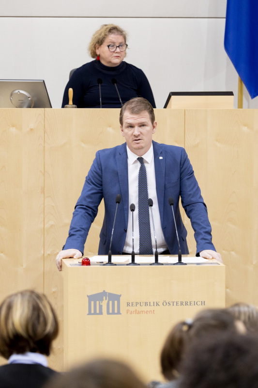Am Rednerpult  Bundesratsvizepräsident Bernhard Hirczy (ÖVP)