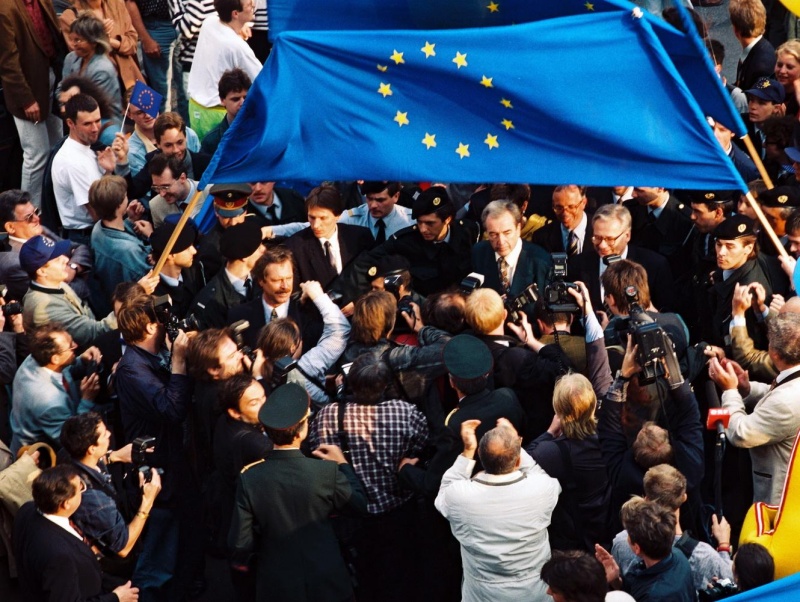 Sonntag, den 12. Juni 1994 fand in Österreich die Volksabstimmung zum Beitritt Österreichs zur Europäischen Union als Mitglied statt. Im Bild: Außenminister Alois Mock (V) und Vizekanzler Erhard Busek (V) bei einer Feier auf dem Ballhausplatz in Wien.
