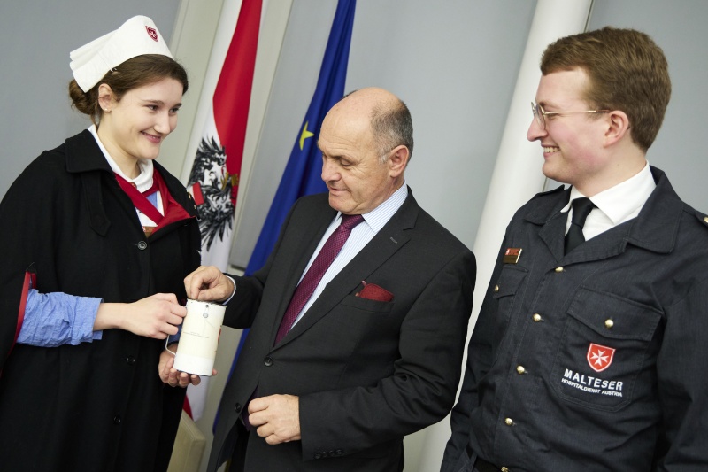 Nationalratspräsident Wolfgang Sobotka (ÖVP) (zweiter von links) mit ehrenamtlichen Mitgliedern des Malteser Hospitaldienstes Austria
