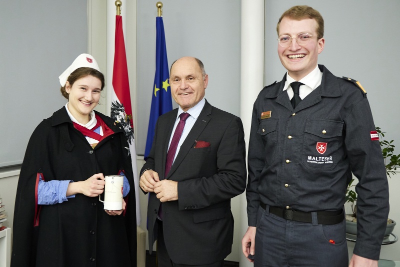 Nationalratspräsident Wolfgang Sobotka (ÖVP) (zweiter von links) mit ehrenamtlichen Mitgliedern des Malteser Hospitaldienstes Austria