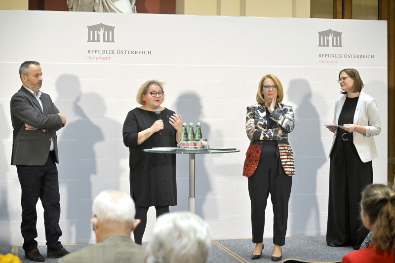 Begrüßung, von links: Stefan Dobias, Bundesratspräsidentin Korinna Schumann (SPÖ), Zweite Nationalratspräsidentin Doris Bures (SPÖ), Andrea Brunner