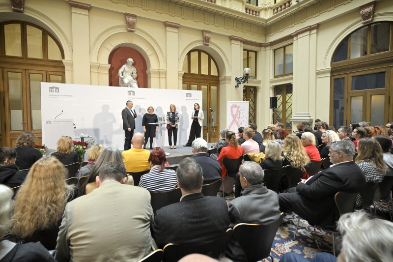 Begrüßung, von links: Stefan Dobias, Bundesratspräsidentin Korinna Schumann (SPÖ), Zweite Nationalratspräsidentin Doris Bures (SPÖ), Andrea Brunner